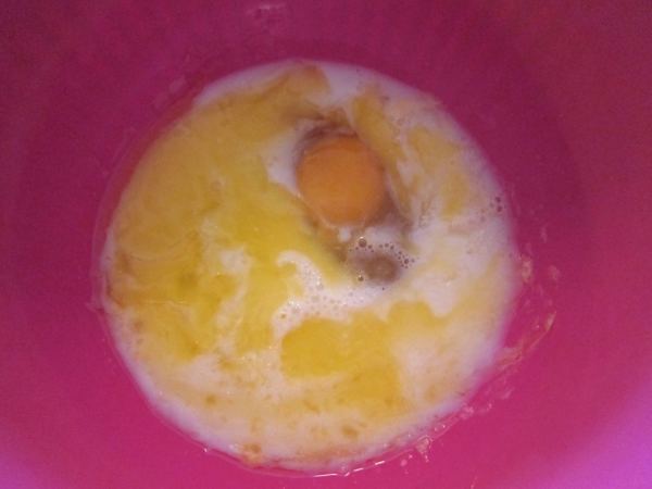 Mix butter, egg and honey in a bowl