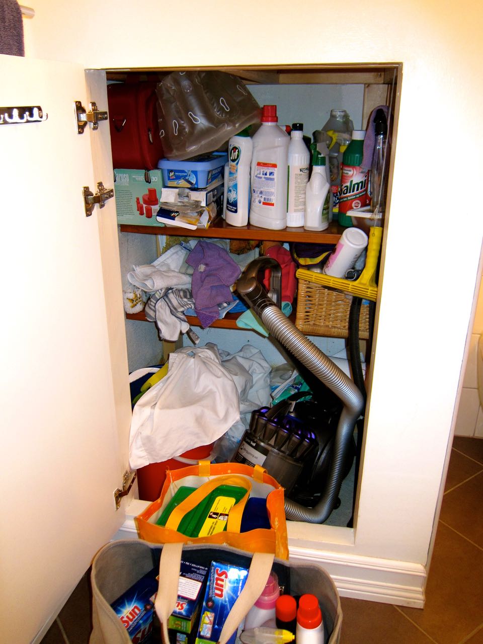 Organizing Cleaning Supply Closet (in 5 minutes)